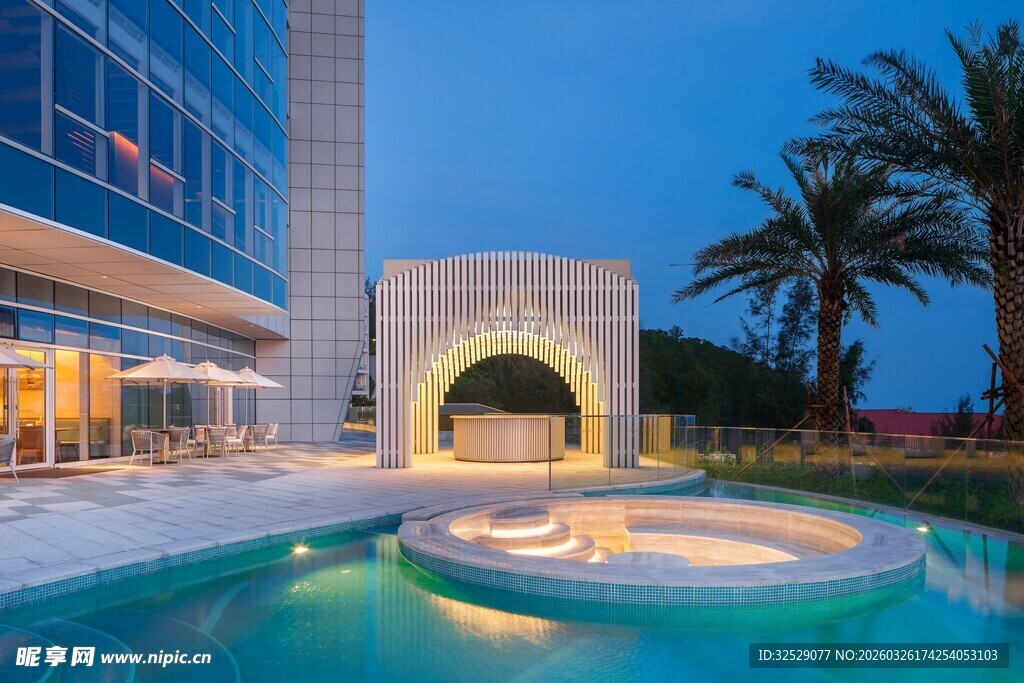 豪华泳池旁的精致建筑景观