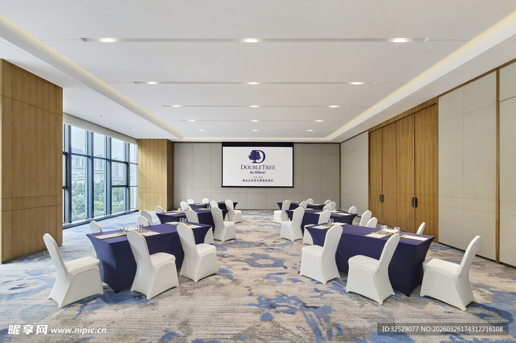 现代宽敞会议室场景