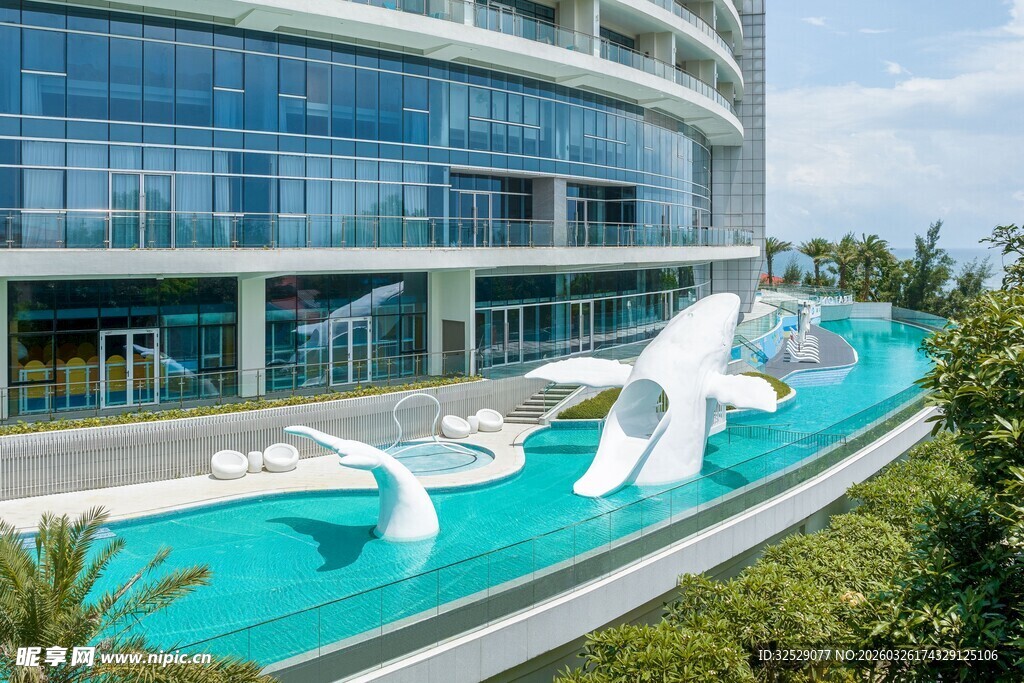 现代建筑前的灵动水景雕塑