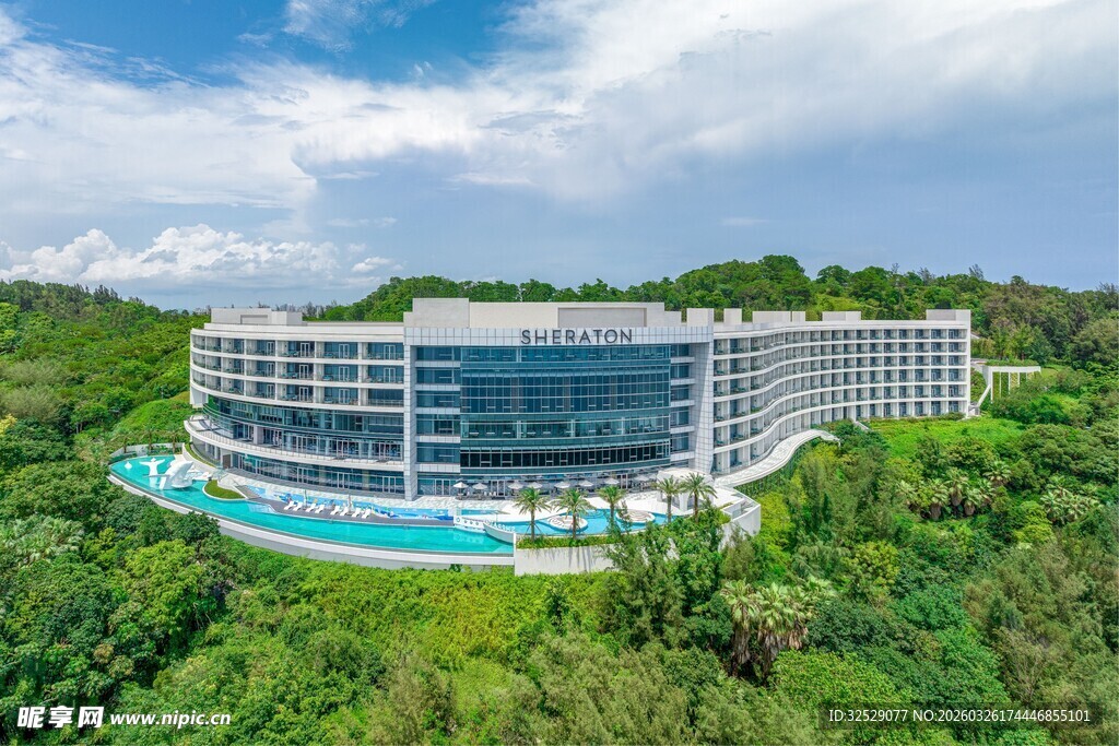 热带风光中的现代度假酒店