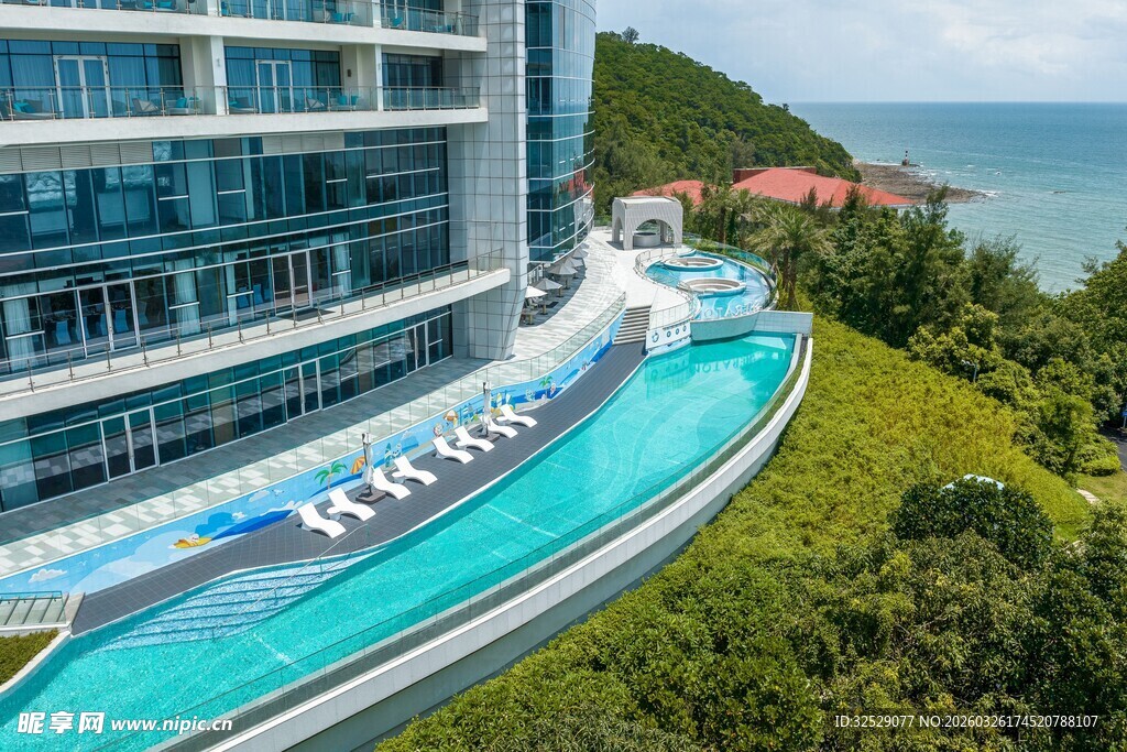 海滨豪华度假酒店泳池景观