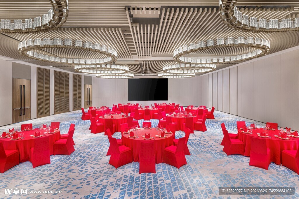豪华宴会厅内的红色宴会布置