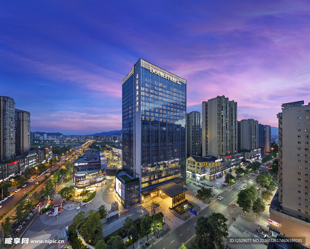 城市璀璨夜景中的高楼大厦