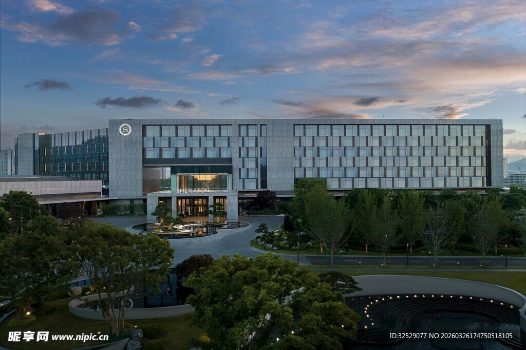 现代建筑外观黄昏美景