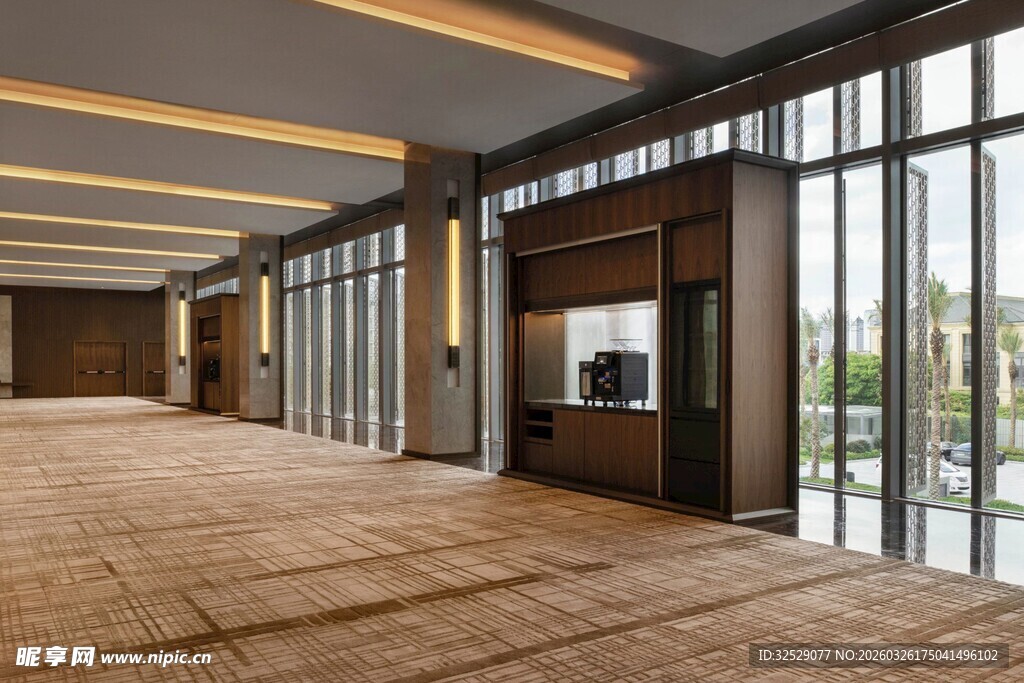 宽敞明亮的现代室内空间