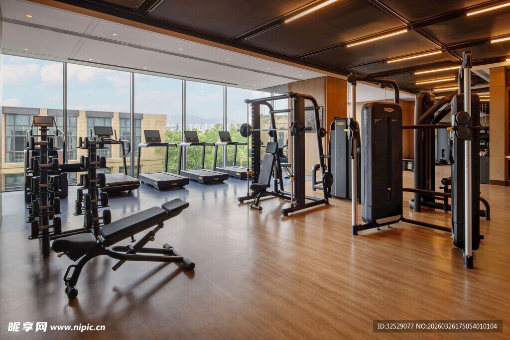 现代健身房内景设备展示