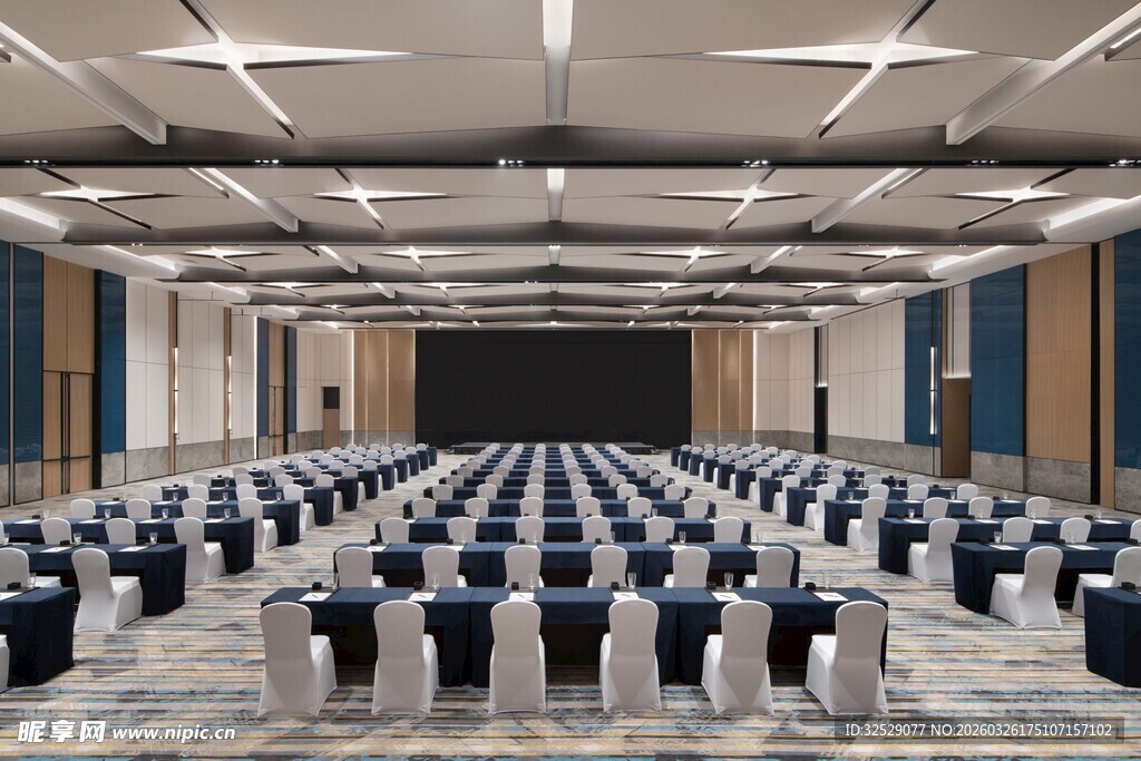 宽敞会议室整齐排列座椅