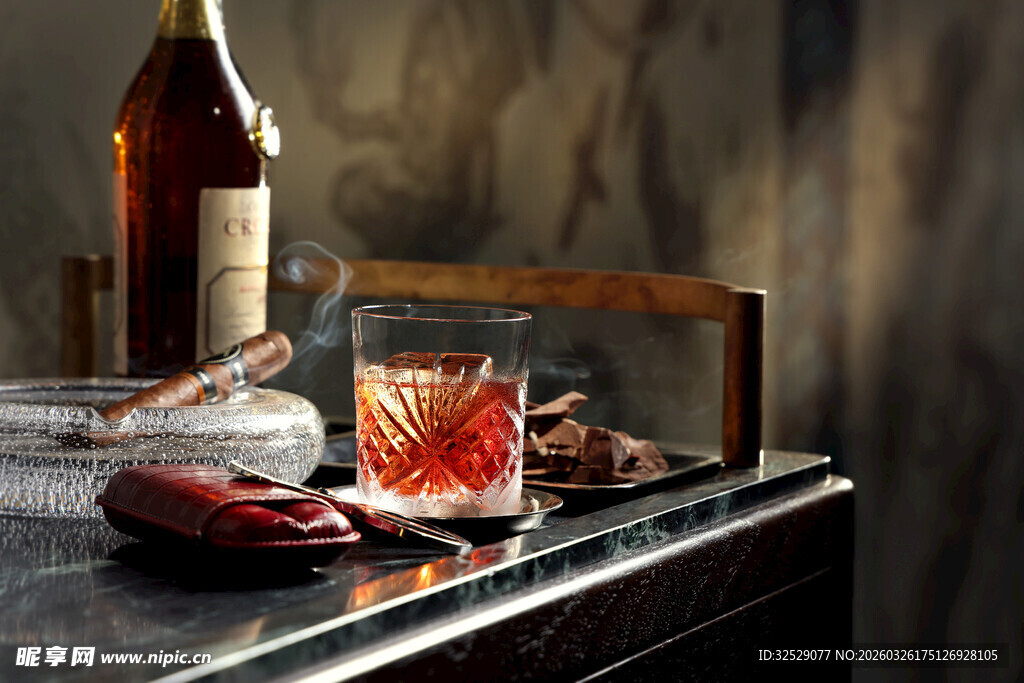复古风威士忌与美食场景