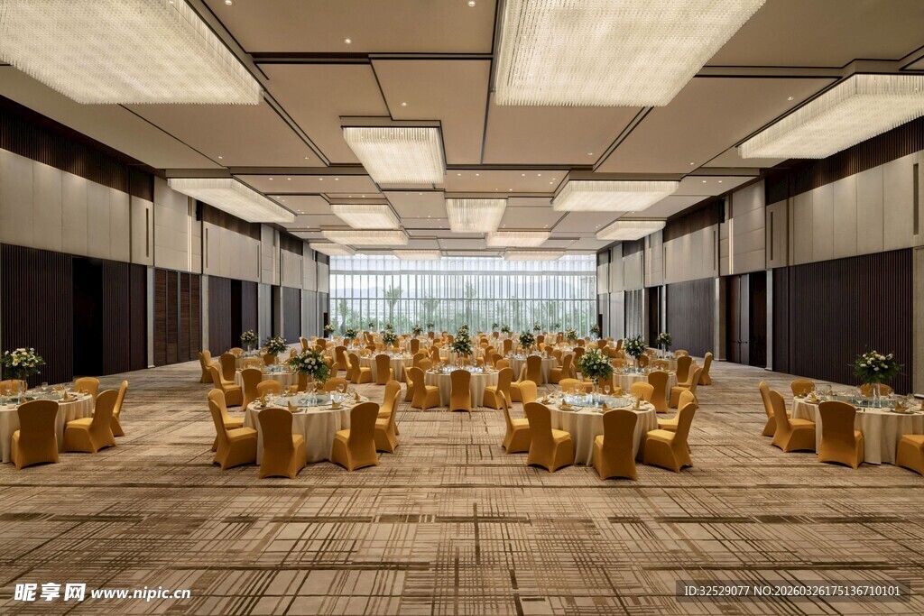 宽敞宴会大厅布置精美