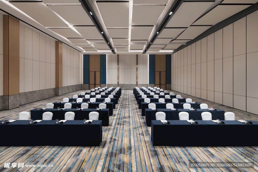 宽敞会议室整齐排列座椅