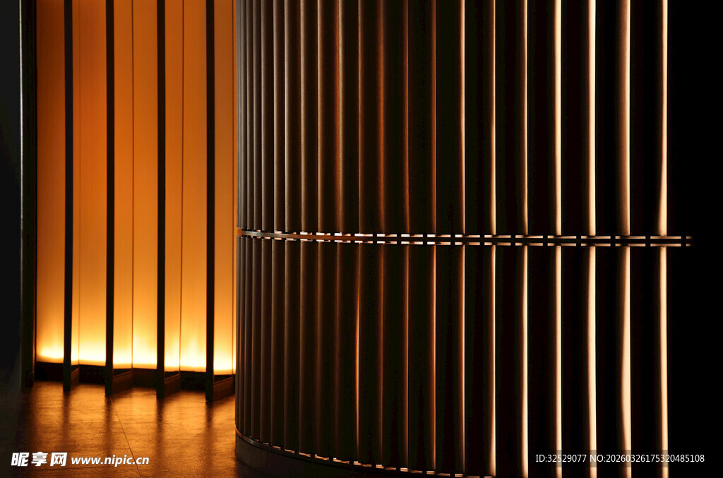 光影交错的金属格栅装饰