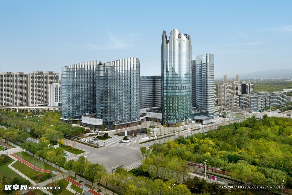 现代都市高楼与绿化景观