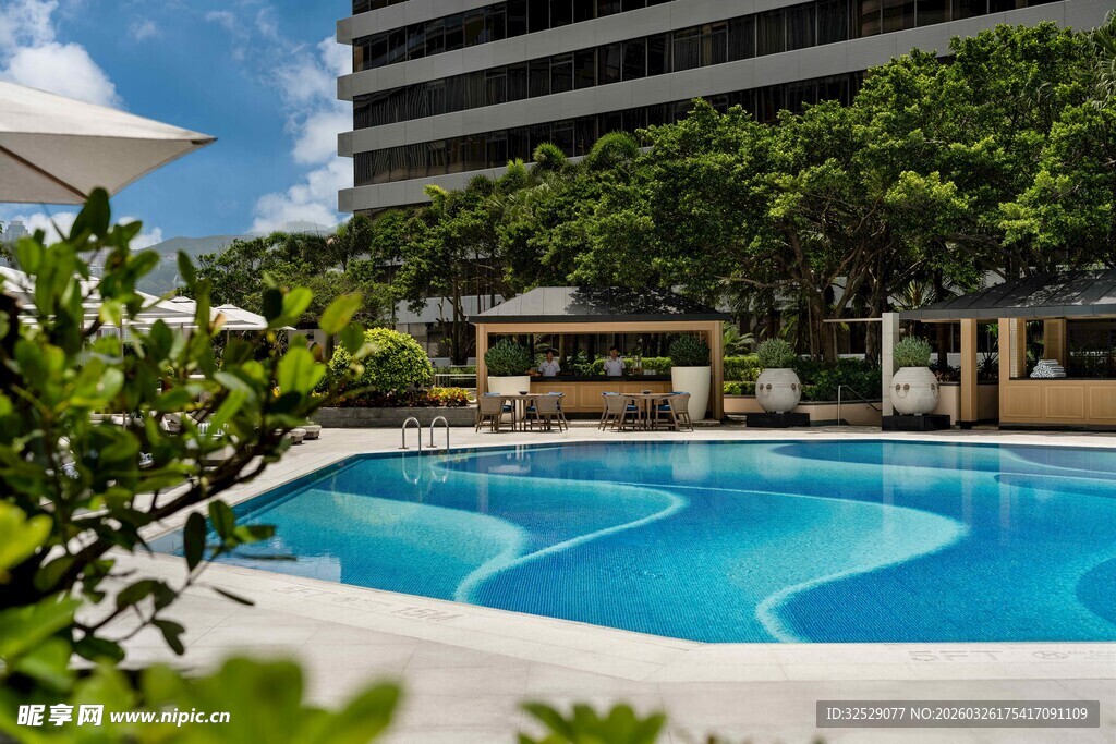 城市中的清凉户外泳池