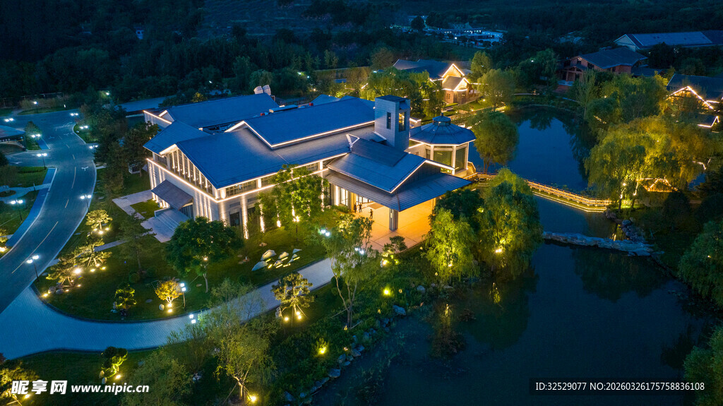 湖畔夜景别墅灯火璀璨