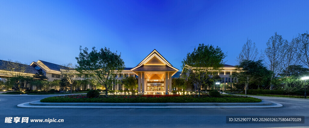 夜晚灯火璀璨的建筑景观