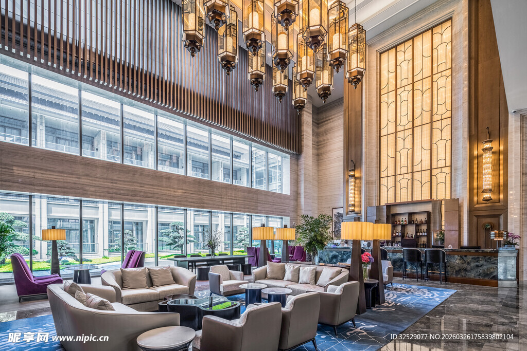 豪华酒店大堂优雅休息区