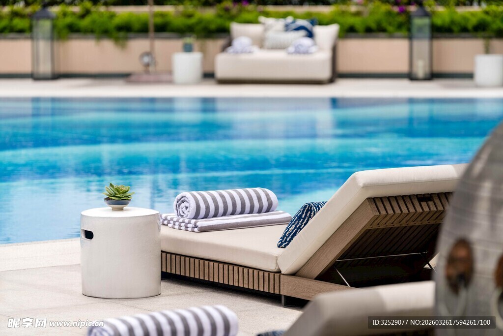 泳池边舒适的休闲躺椅