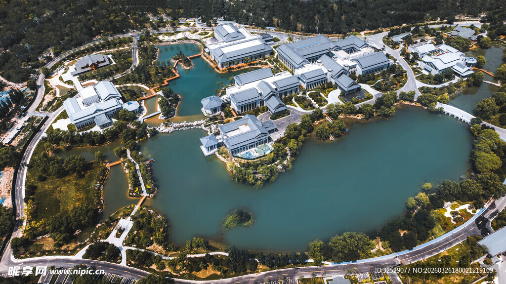 湖畔城市景观鸟瞰