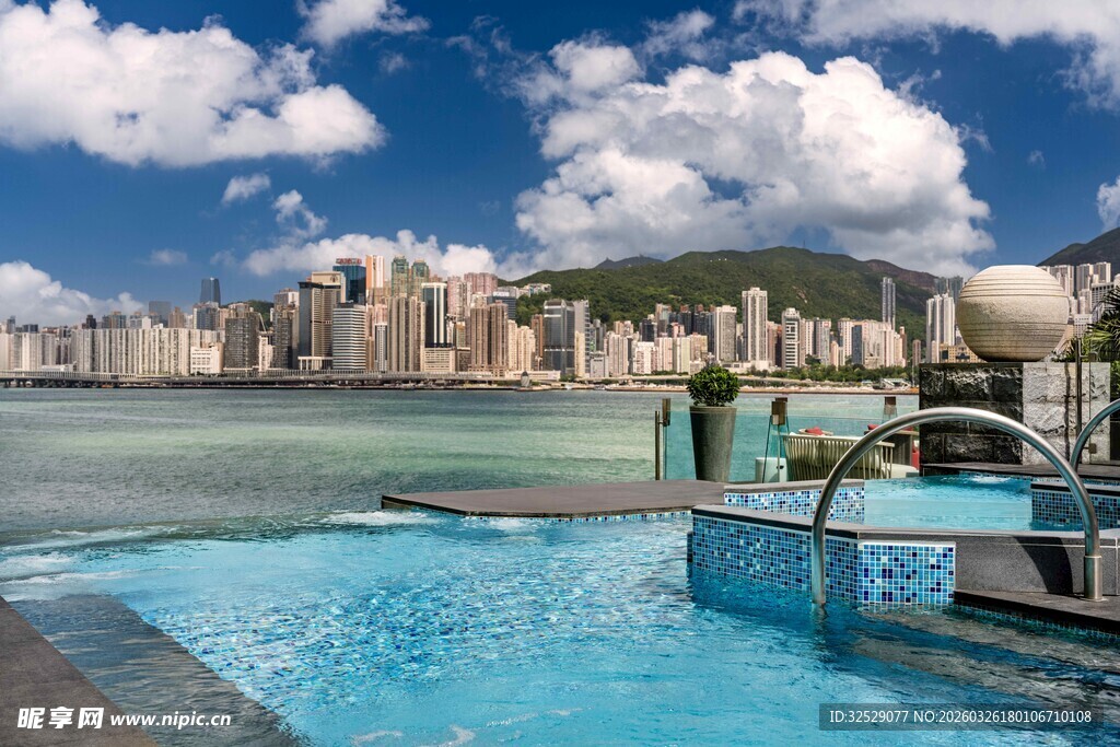 海滨城市泳池畔美丽风光