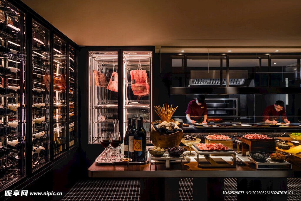 奢华酒窖展示丰富藏酒