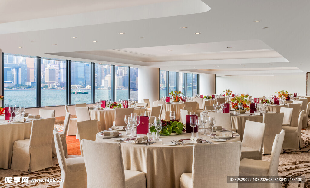 豪华宴会大厅布置精美