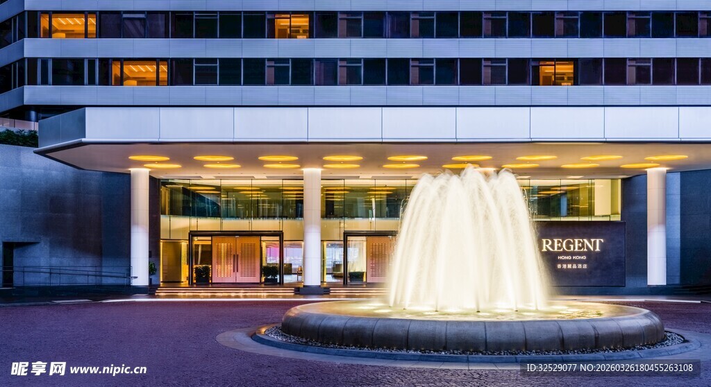 酒店门前的璀璨喷泉