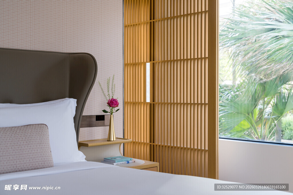 温馨卧室窗外绿意景致