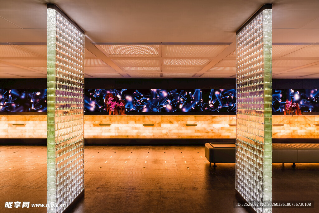 现代艺术风格的室内展示空间