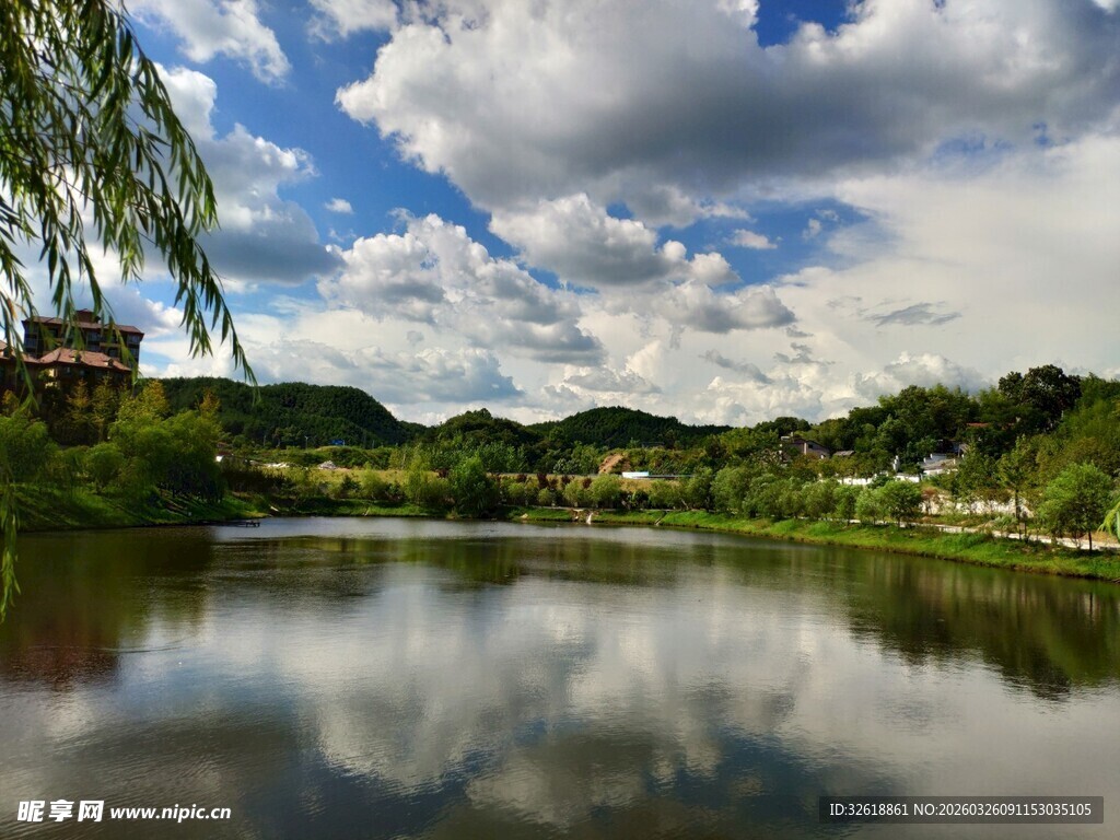 湖畔美景蓝天白云映绿水