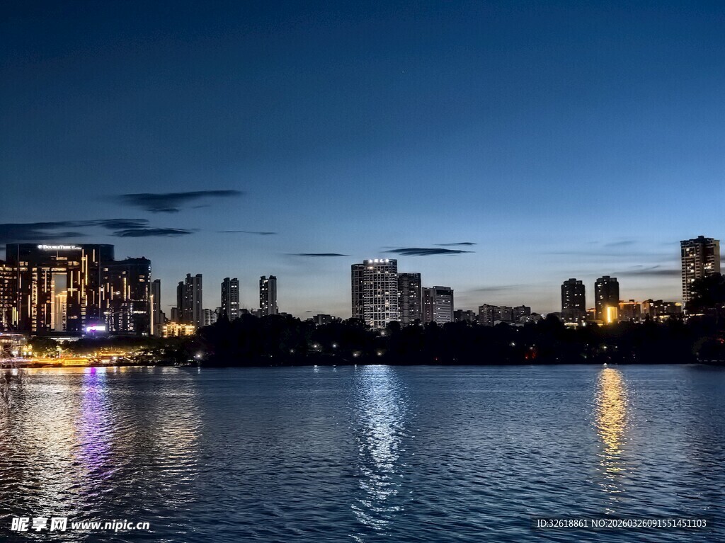 城市湖畔夜景