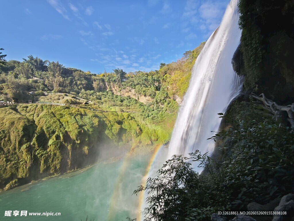 壮丽瀑布下的碧绿潭水