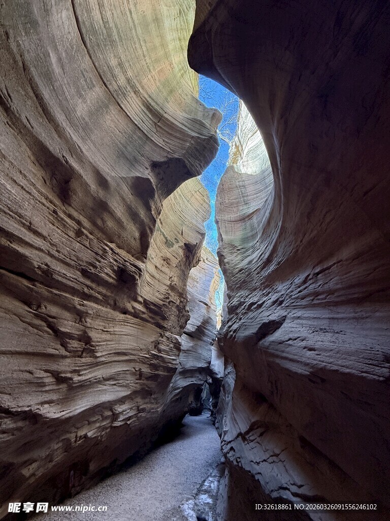 峡谷窄道间的自然奇观