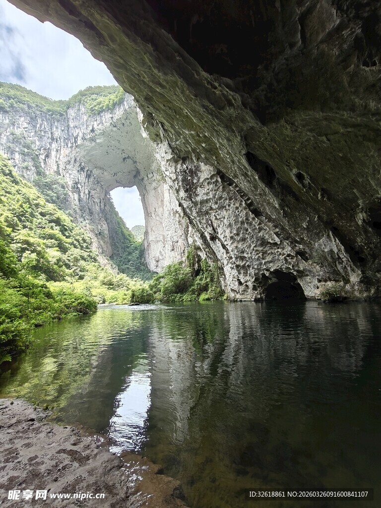 天然洞穴中的静谧水域