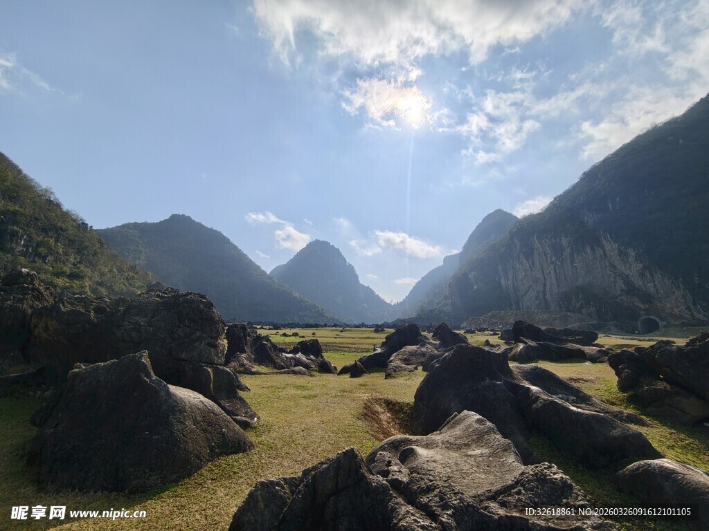山间开阔草地与巍峨山峦