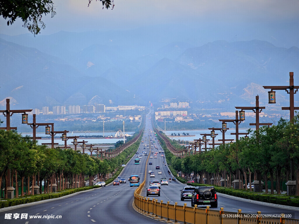 运城公路上的车辆与风景