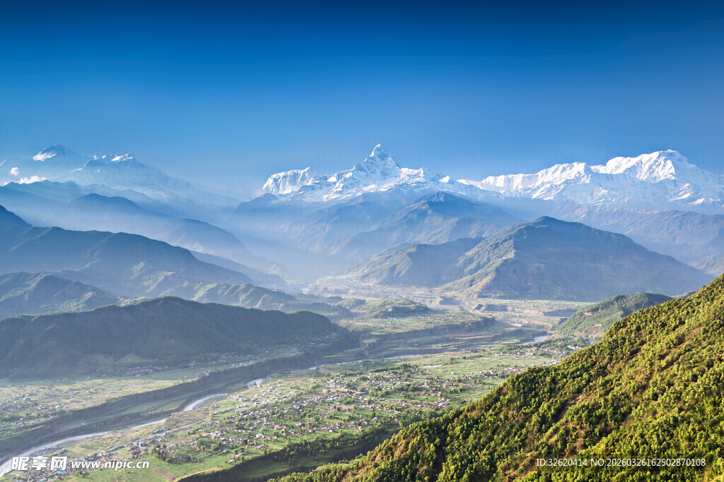 壮丽山景下的河谷风光