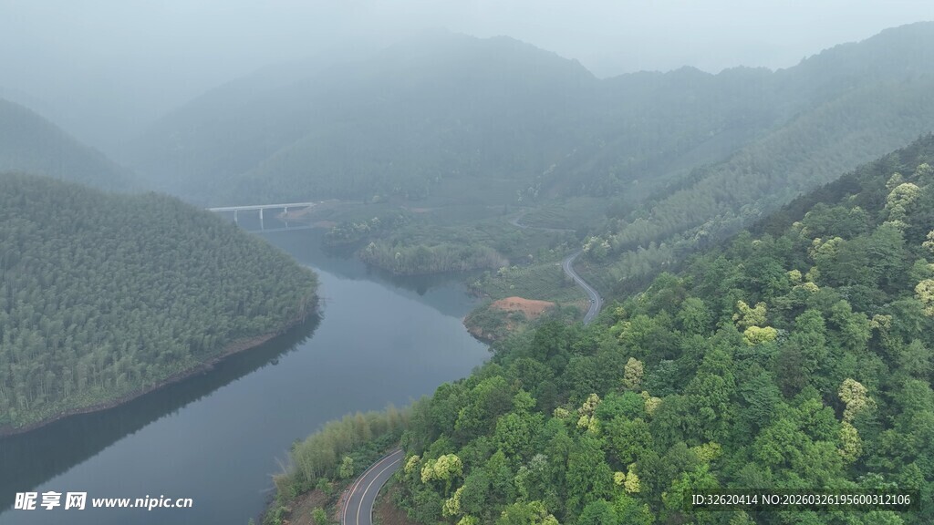 山间蜿蜒河流与葱郁植被