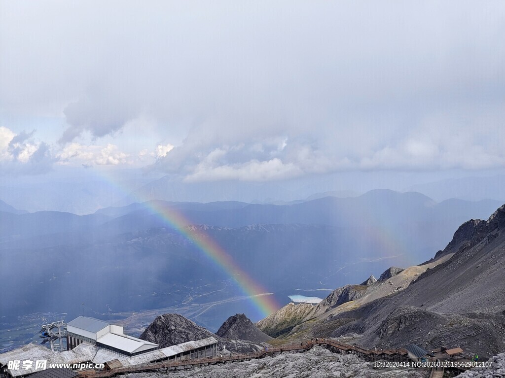 山间彩虹美景