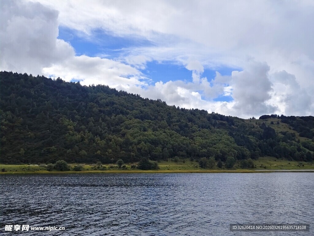 湖畔青山蓝天白云美景