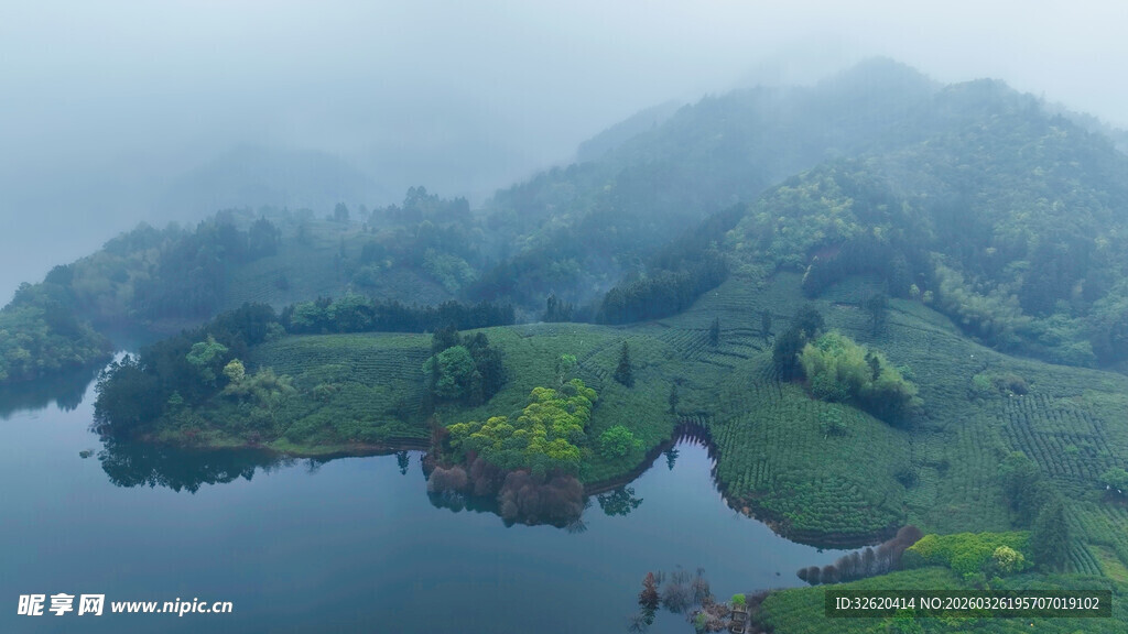 山水相依的秀丽湖景风光