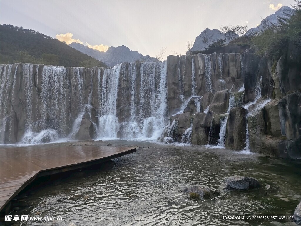 山间壮丽瀑布景观