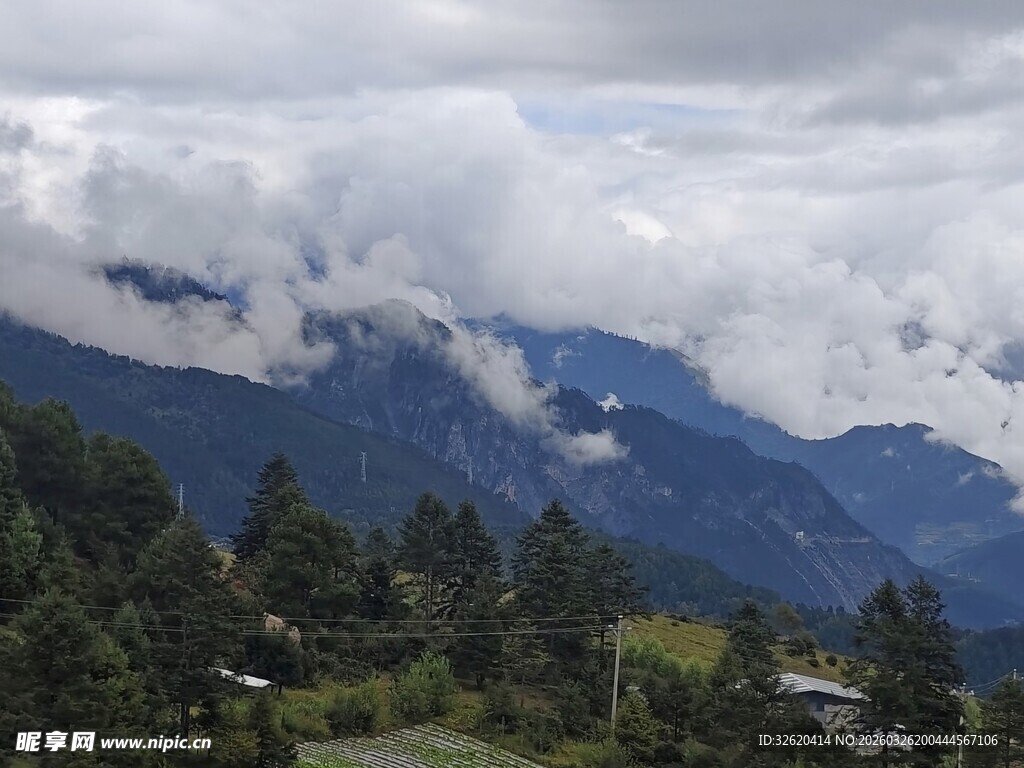 云雾缭绕的壮美山峦景色