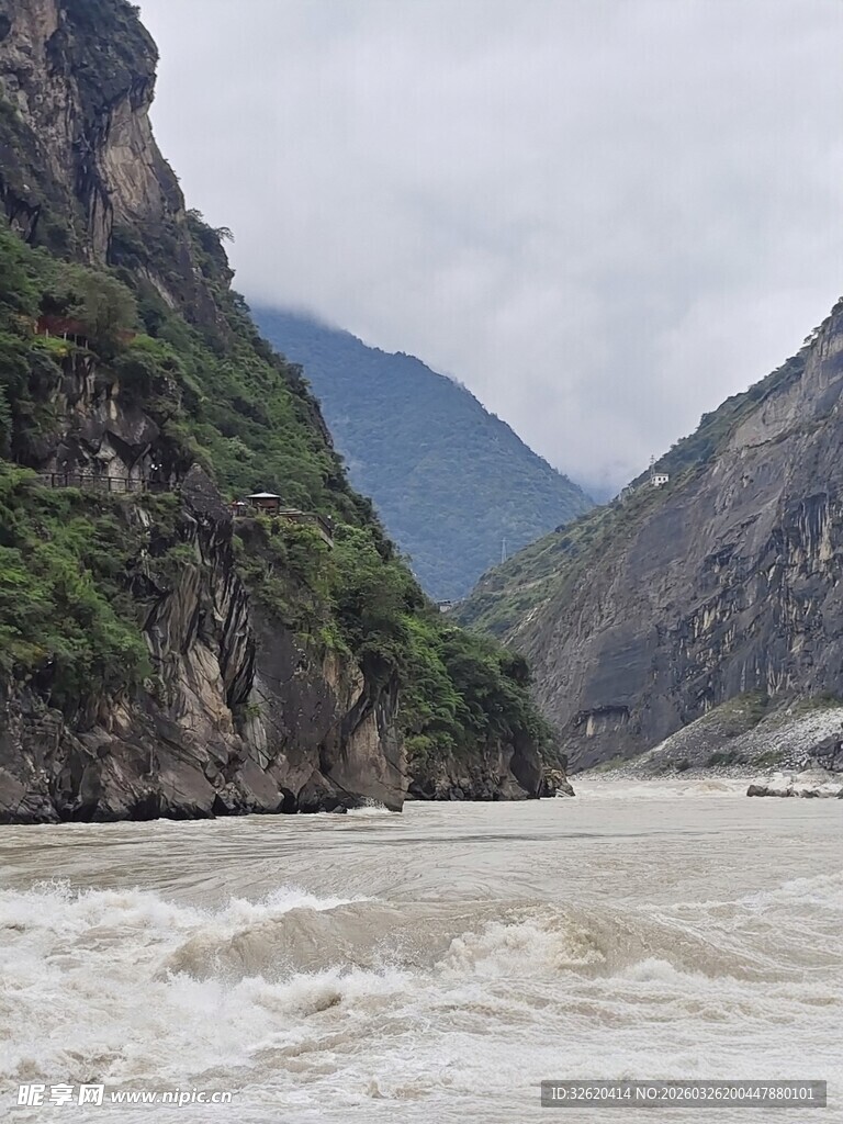 湍急江流旁的壮丽山景