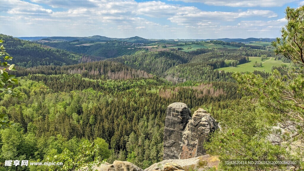 俯瞰山林间独特岩石景观