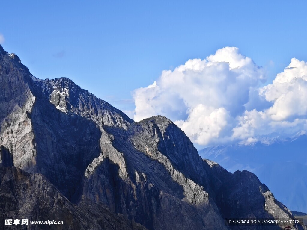 壮丽山景与天边白云