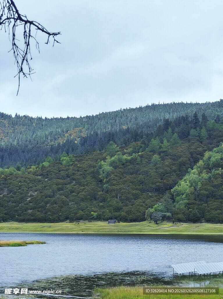 山间湖泊自然美景