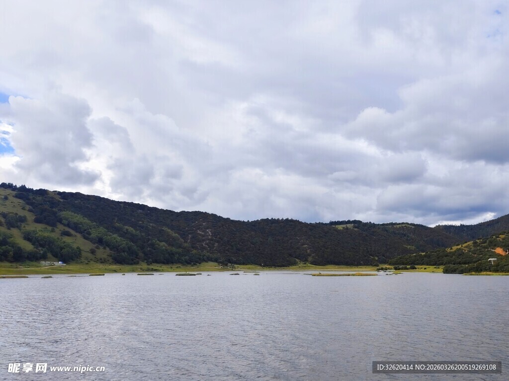宁静湖畔的山水风光
