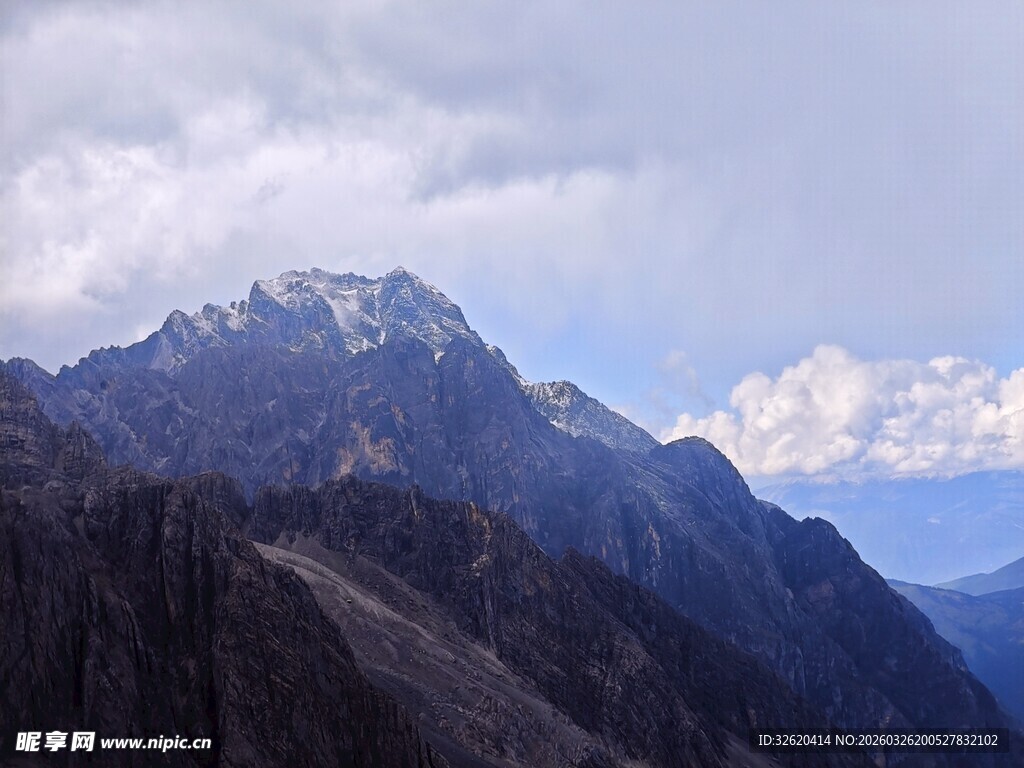 壮丽雄伟的高山景致
