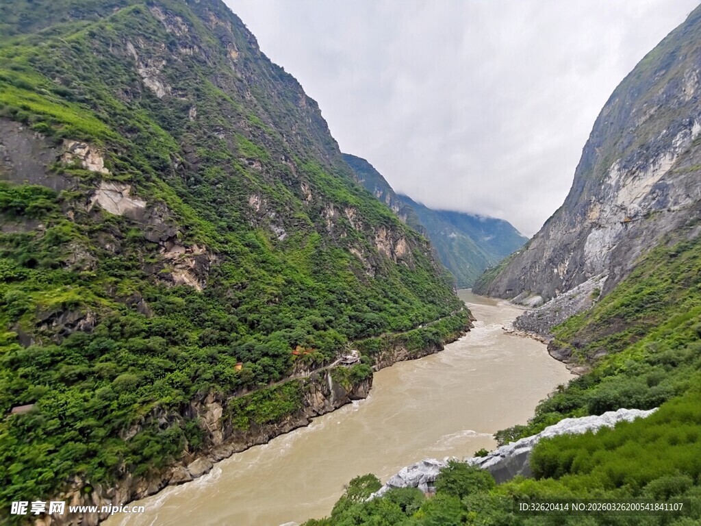 壮丽峡谷中的滔滔江水