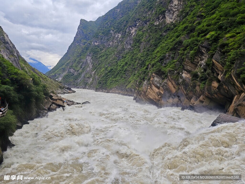 湍急河流穿行于峡谷间